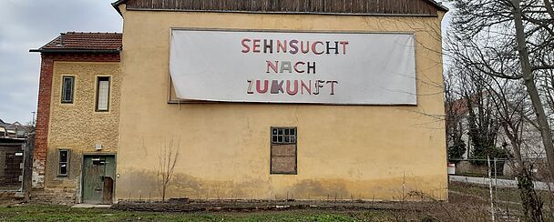 Banner mit der Aufschrift "Sehnsucht nach Zukunft"
