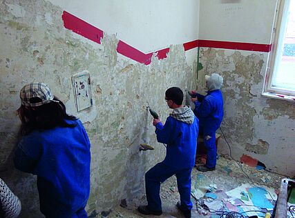 Junge Menschen renovieren das Stiegenhaus im WUK