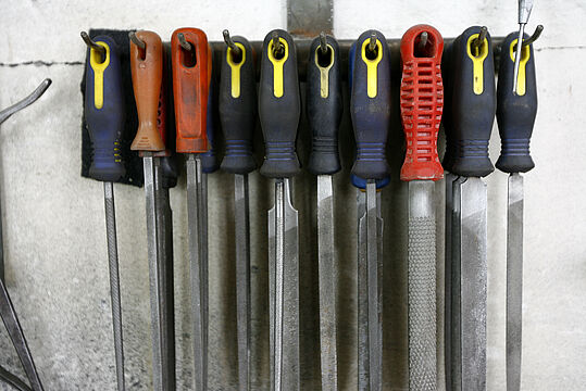 Handwerks-Feilen aufgereiht an Wand montiert.