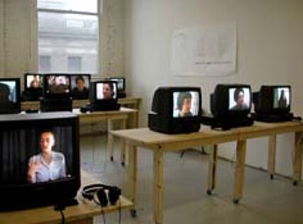 Andrea Geyer & Sharon Hayes Cambio de Lugar | Change of Place | multi-chanel Video-Installation | 2000