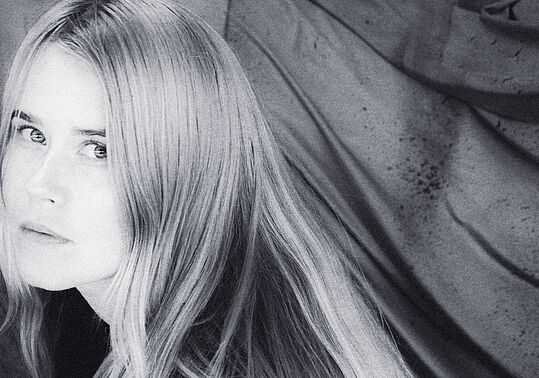 Anna von Hausswolff, schwarz-weiß Portrait von Philip Svensson_7.2.2026 live im WUK