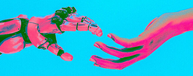 Eine Roboterhand und eine Menschenhand berühren sich, beide in rosa-grün vor blauem Hintergrund