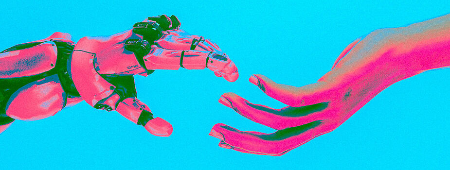 Eine Roboterhand und eine Menschenhand berühren sich, beide in rosa-grün vor blauem Hintergrund