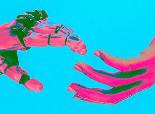 Eine Roboterhand und eine Menschenhand berühren sich, beide in rosa-grün vor blauem Hintergrund