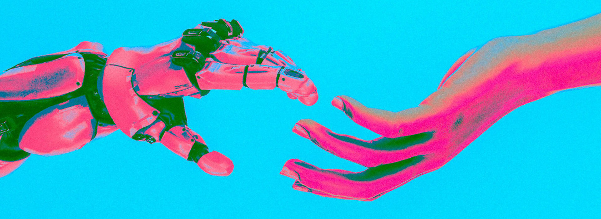 Eine Roboterhand und eine Menschenhand berühren sich, beide in rosa-grün vor blauem Hintergrund