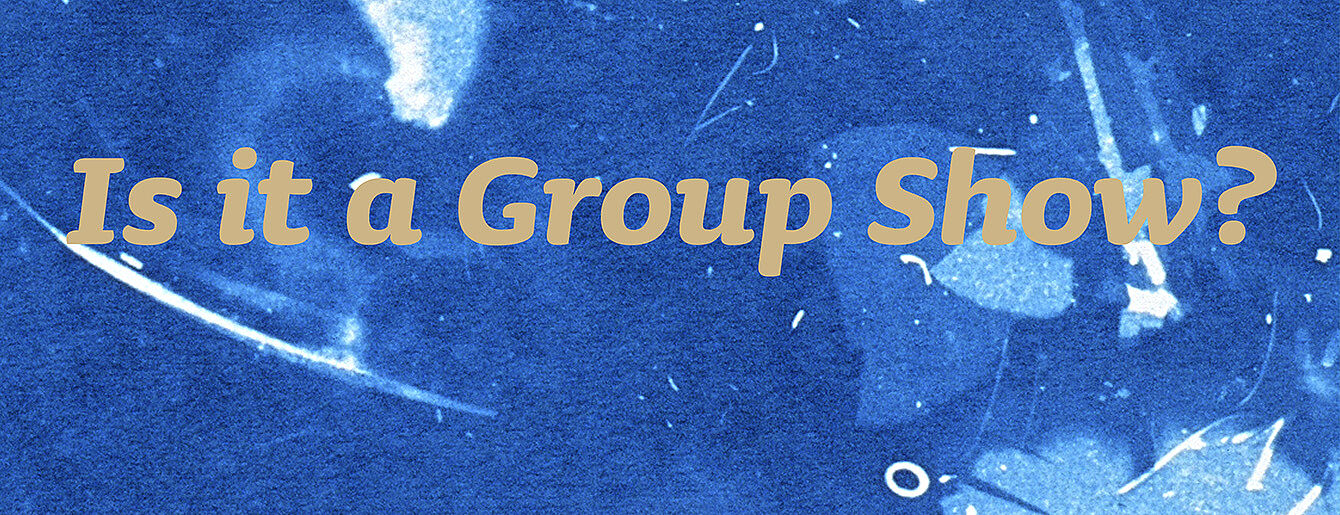 blau-weißer abstrakter Hintergrund, darüber der SChriftzug "Is it a group show?"