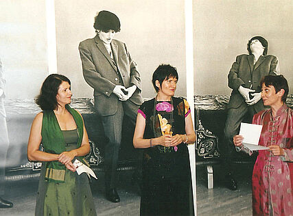 2002: WERKSCHAU VII_Renate Bertlmannv. li.: Edith Almhofer, Renate Bertlmann, Susanne Gamauf, Archiv FOTOGALERIE WIEN