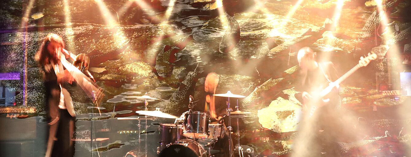 Band umgeben von starker Lichtinszenierung