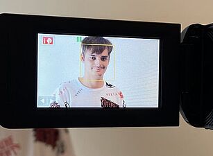 Ein Teilnehmer wird mit der Videokamera gefilmt
