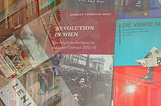 Bücherstapel mit Titeln zu Geschichte und Politik, darunter 'Revolution in Wien' und 'Lenin'