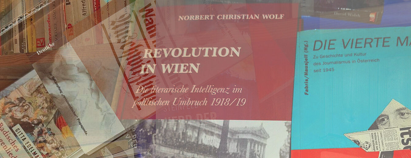 Bücherstapel mit Titeln zu Geschichte und Politik, darunter 'Revolution in Wien' und 'Lenin'