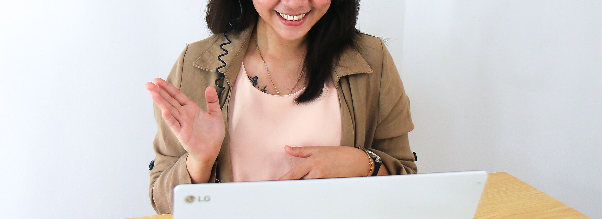 junge Frau vor Laptop