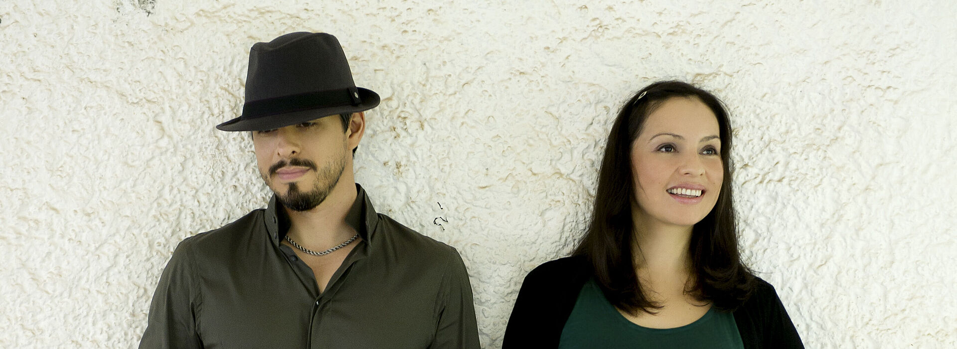 Rodrigo Sánchez und Gabriela Quintera stehend vor einer weißen Mauer