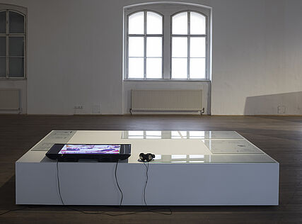 Ausstellungsansicht, UBERMORGEN, [V]ote auction (2000), © Wolfgang Thaler
