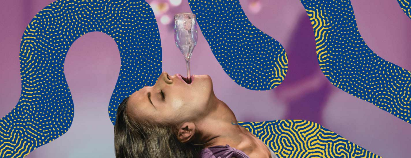 Person bei Musiktheatertage balanciert ein Glas auf dem geöffneten Mund vor buntem Hintergrund mit blauen und gelben Mustern
