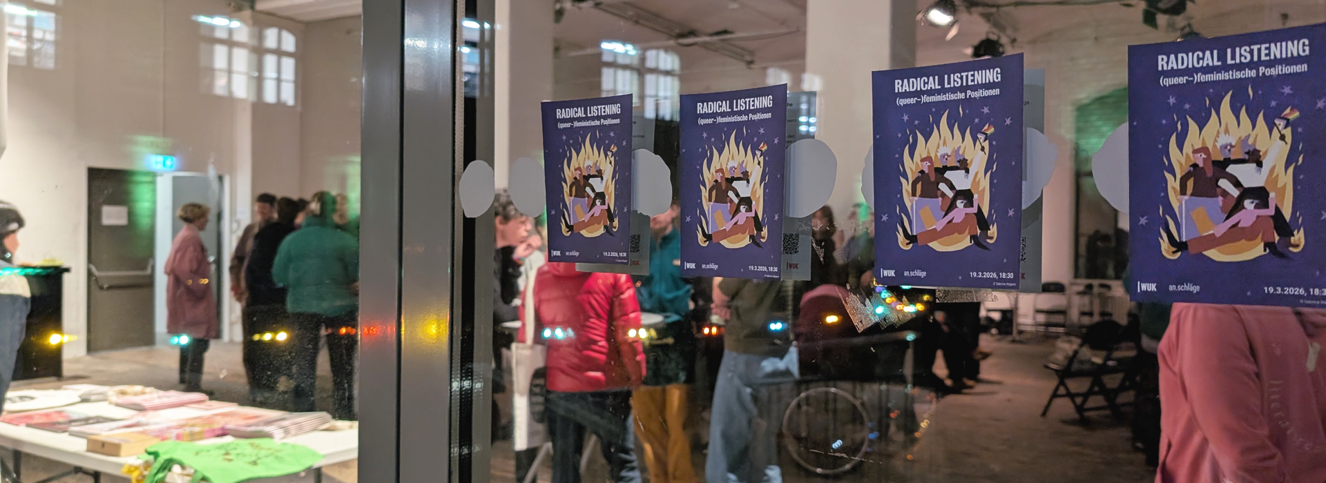 Mehrere Plakate mit der Aufschrift 'RADICAL LISTENING (queer-feministische Positionen)' kleben an einer Glaswand, dahinter stehen Menschen in einem Veranstaltungsraum mit Tischen und Stühlen