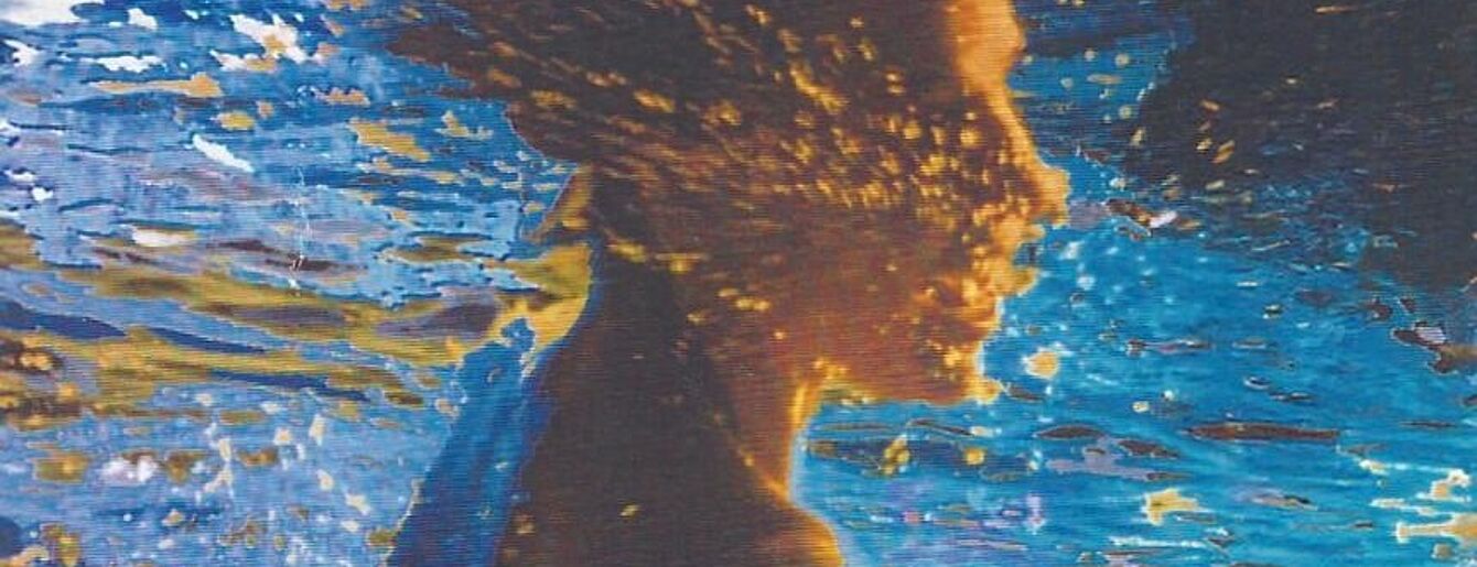 Silhouette eines Kopfes und Oberkörpers vor einem blau-goldenen Hintergrund mit fließenden Farbmuster