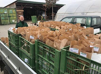 Produkte werden auf den Lastwagen geladen