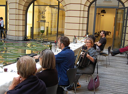 tisch im raum lädt Hunger | Kunsthalle Exnergasse