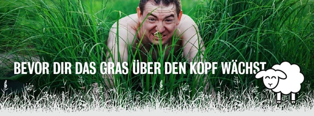 Eine Person schaut aus dem Gras hervor, darüber die Aufschrift "Bevor dir das Gras über den Kopf wächst"