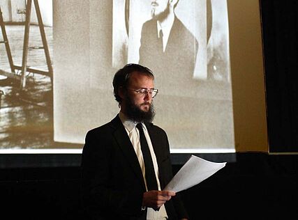 tisch im raum lädt Achim Lengerer | Kunsthalle Exnergasse