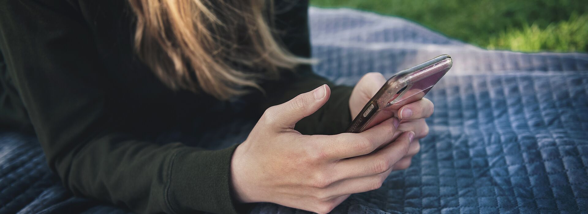 Junge Frau mit Handy