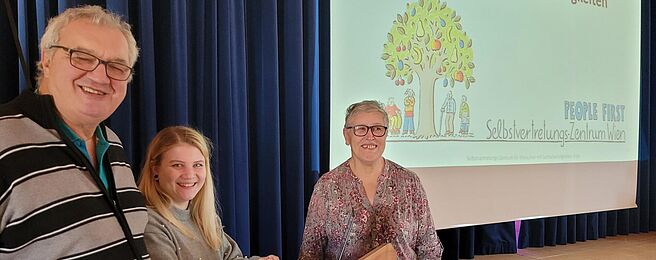 Das Selbstvertretungs-Zentrum bei der Präsentation eines Vortrags 