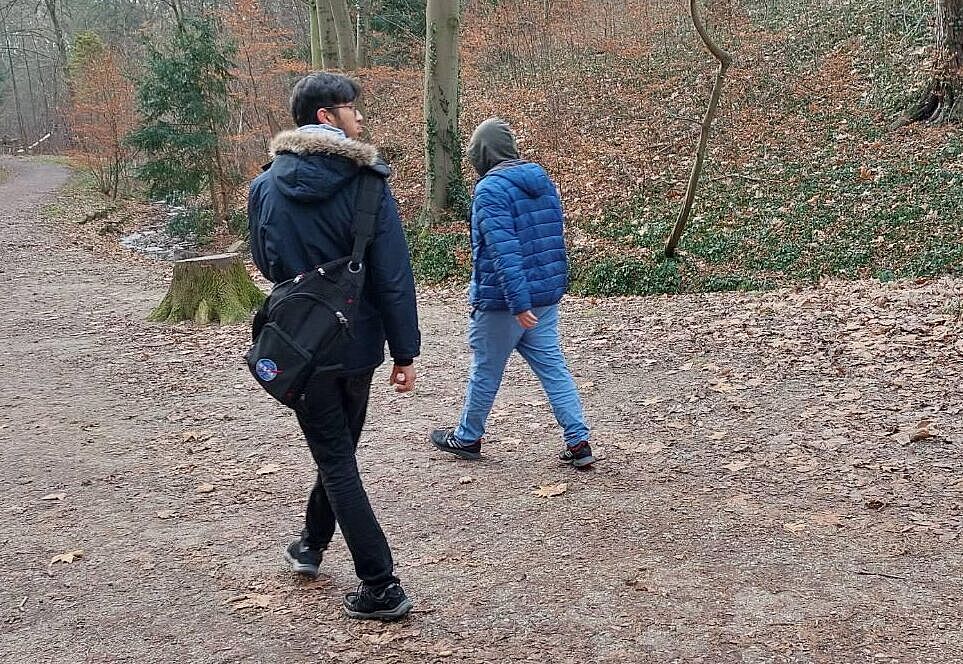 Zwei Jugendliche beim Spaziergang im Wald