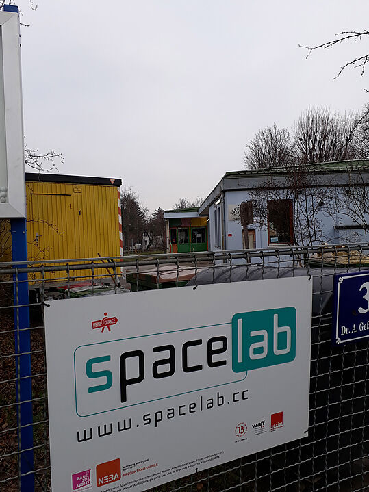 Blick von der Straße mit spacelab-Tafel