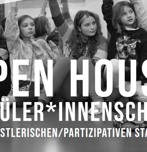 Gruppe von Schüler*innen mit erhobenen Händen vor Text 'OPEN HOUSE SCHÜLER*INNENSCHULE MIT KÜNSTLERISCHEN/PARTIZIPATIVEN STATIONEN'