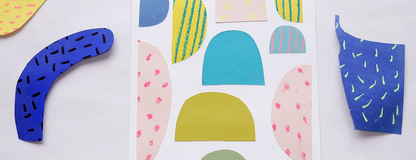 Bunte Papierstücke in verschiedenen Formen und Mustern auf weißem Hintergrund als Teil einer Papiercollage