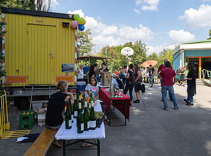 Besucher_innen und Jugendliche am Hoffest