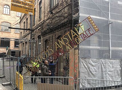 Im Zuge der Instandsetzungsarbeiten im WUK wird der Schriftzug temorär abgenommen, damit die Fassade saniert werden kann.