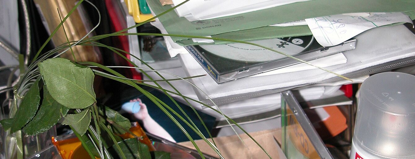 bildet to-do-stapel!, 12 jahre monochrom