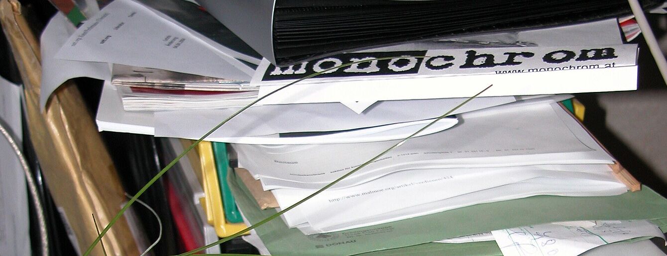 bildet to-do-stapel!, 12 jahre monochrom