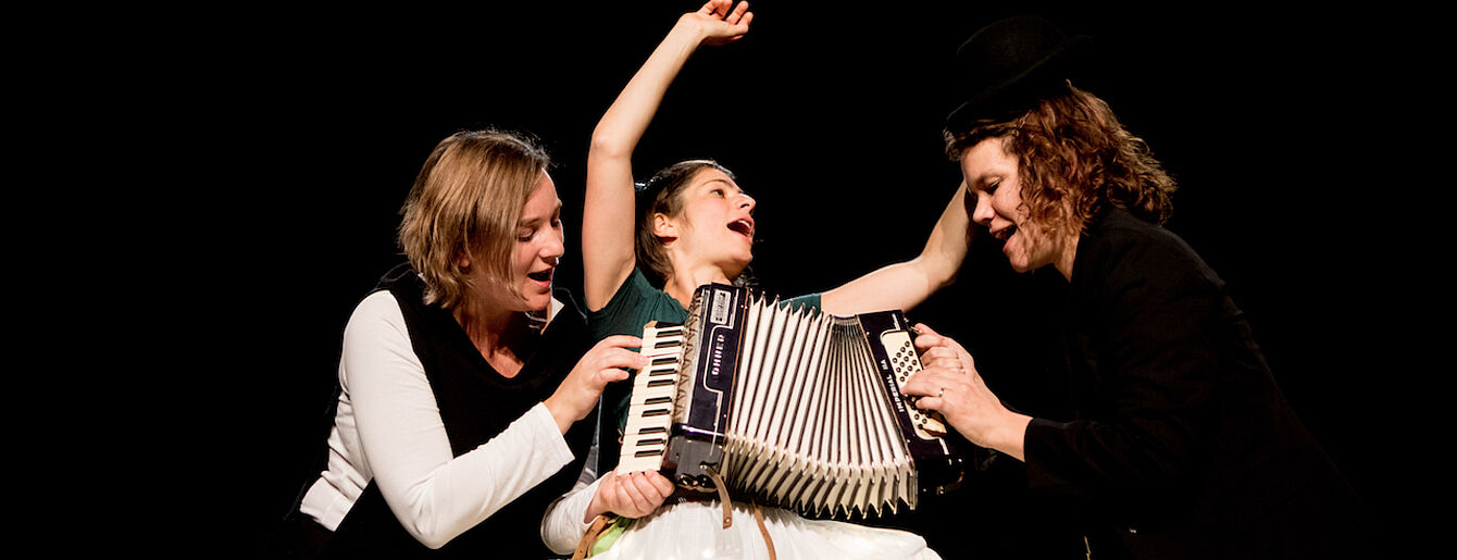 MusiktheaterJuJu_EinHuteinStock_WUK März 2019 (c)Julia Wesely MusiktheaterJuJu_EinHuteinStock_WUK März 2019 (c)Julia Wesely