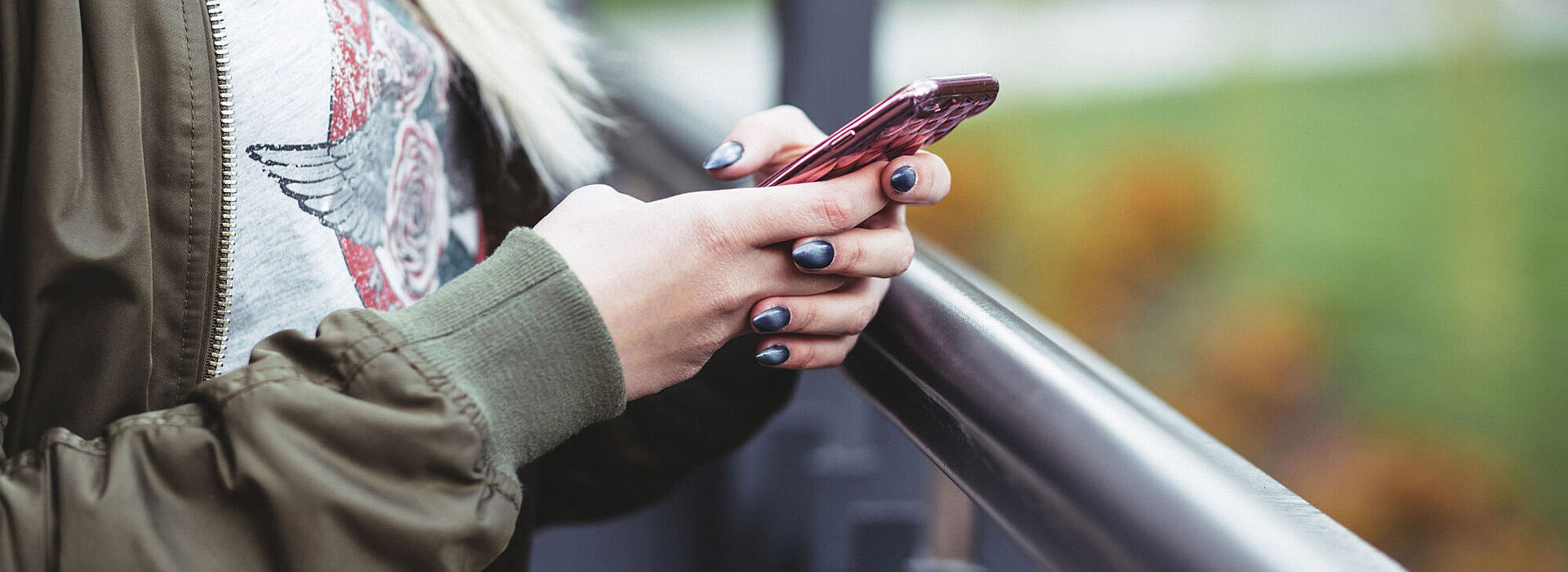 Hände mit Mobiltelefon