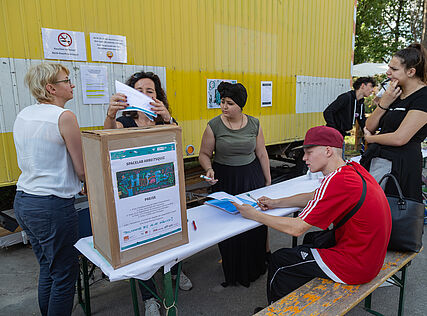 Jugendliche und Mitarbeiter_innen am Stand des Arbeitsquiz