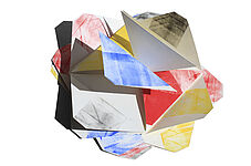 Bunte, dreidimensionale Papierform aus gefalteten Dreiecken mit roten, blauen, gelben und schwarzen Farbflächen