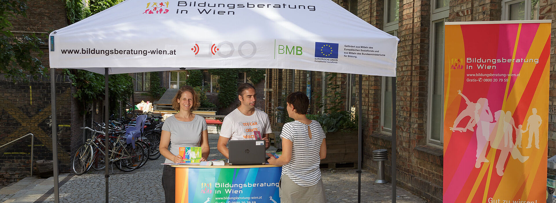 Stand der WUK Bildungsberatung im Innenhof des WUK