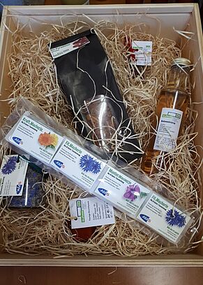 Geschenkkiste von WUK bio.pflanzen mit Tee, Lavendelsirup, getrockneten Paradeisern, Blütensalz, etc.