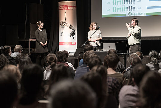 Monika Haider und Matthias Fenkart mit ÖGS-Dolmetscherin