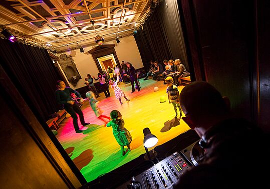 (c) Eva Kelety Der Wiener BabyClub "Shake Baby Shake" (c) Eva Kelety