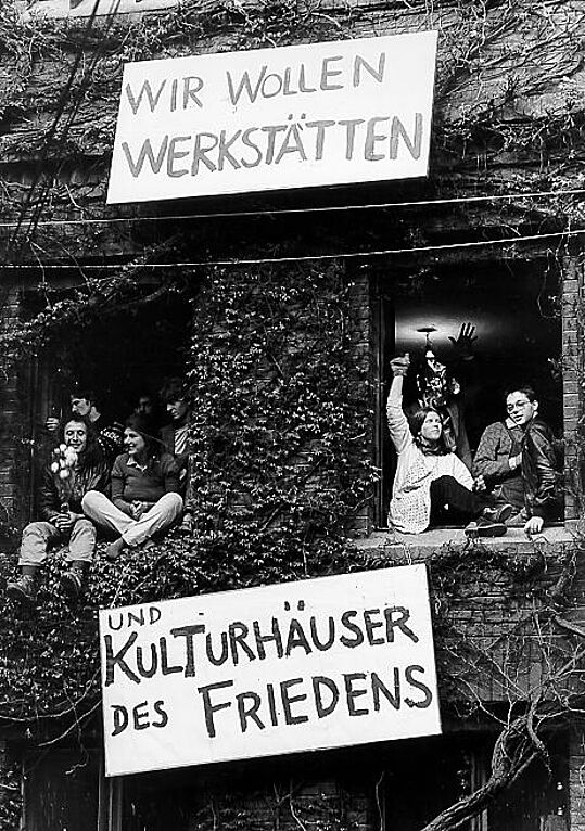 WUK Fassade mit Transparenten "Wir wollen Werkstätten und Kulturhäuser des Friedens", s/w Fotografie