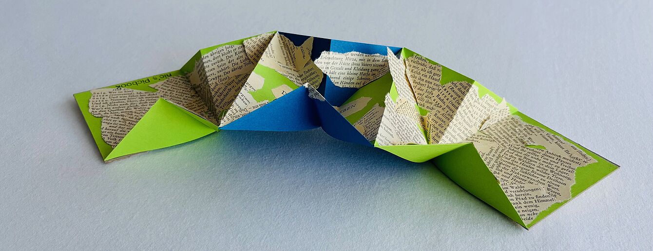mehrfach gefalteter Papierstreifen