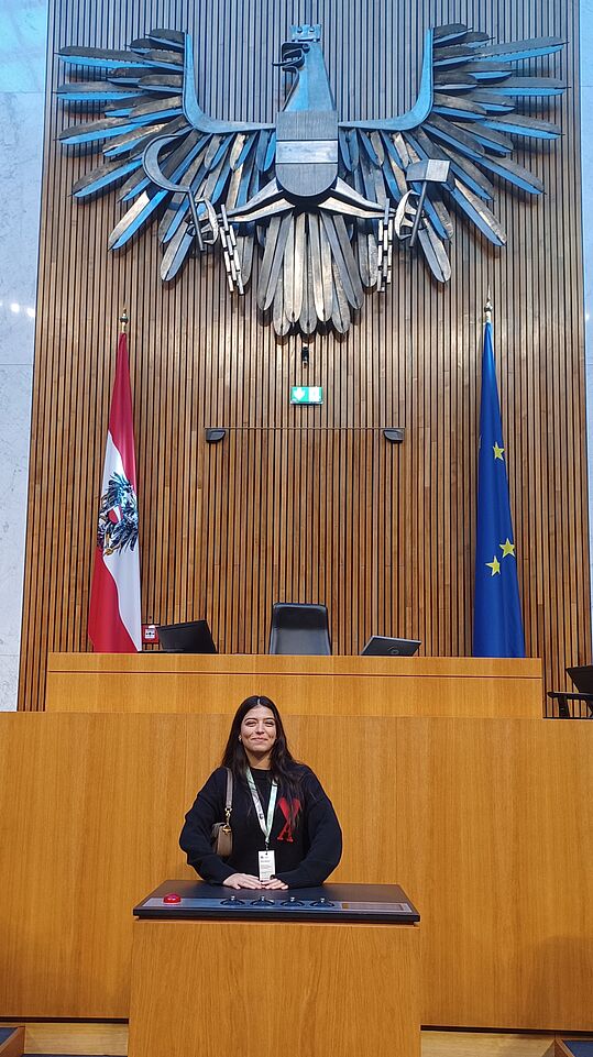 Eine Teilnehmerin von A|B|O Jugend am Rednerpult des Parlaments