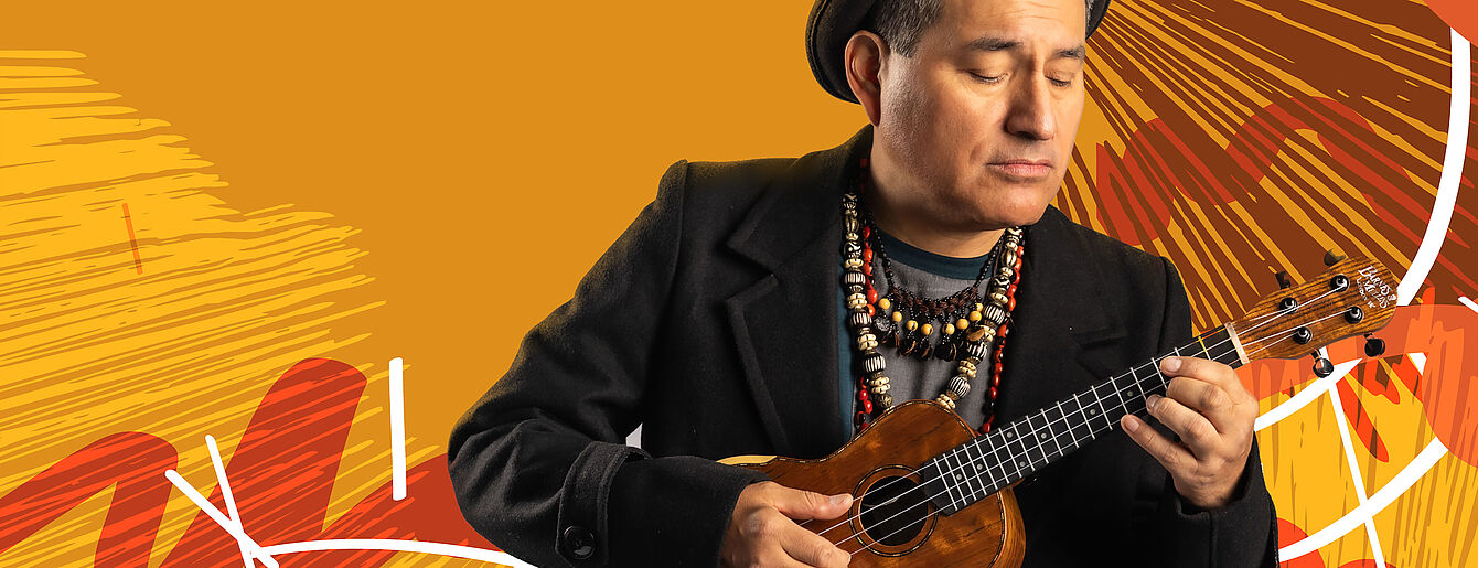 Das Bild zeigt den Musiker mit einer trditionellen kleine Gitarre vor einem orange-buntem Hintergrund