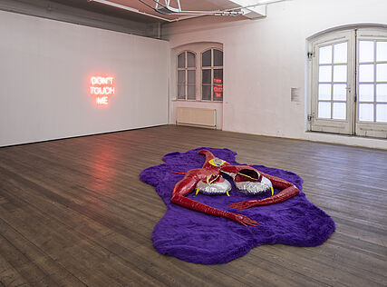 Ausstellungsansicht "pornotopia revised", Vorne: Antigoni Tsagkaropoulou: Clara, © Wolfgang Thaler 2022