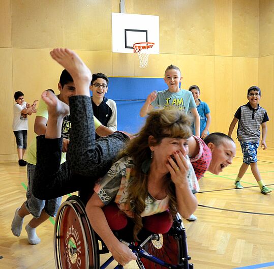 Tanzworkshop Rosner mit Kindern im Turnsaal.