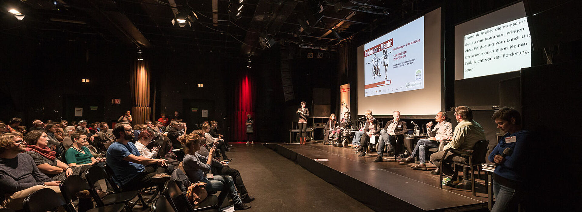 Publikum und Teilnehmer_innen der Podiumsdiskussion